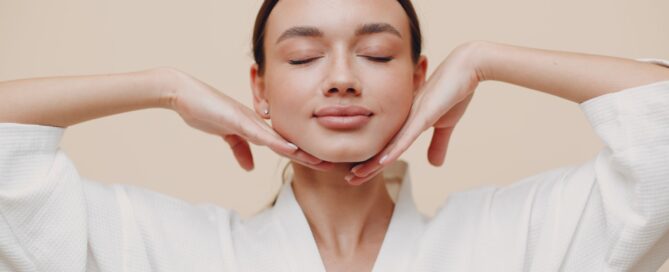 Face yoga Faber-Organic con piccoli movimenti del viso e gesto consapevole