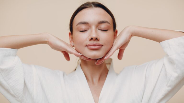 Face yoga: piccoli movimenti per accompagnare il viso con più consapevolezza