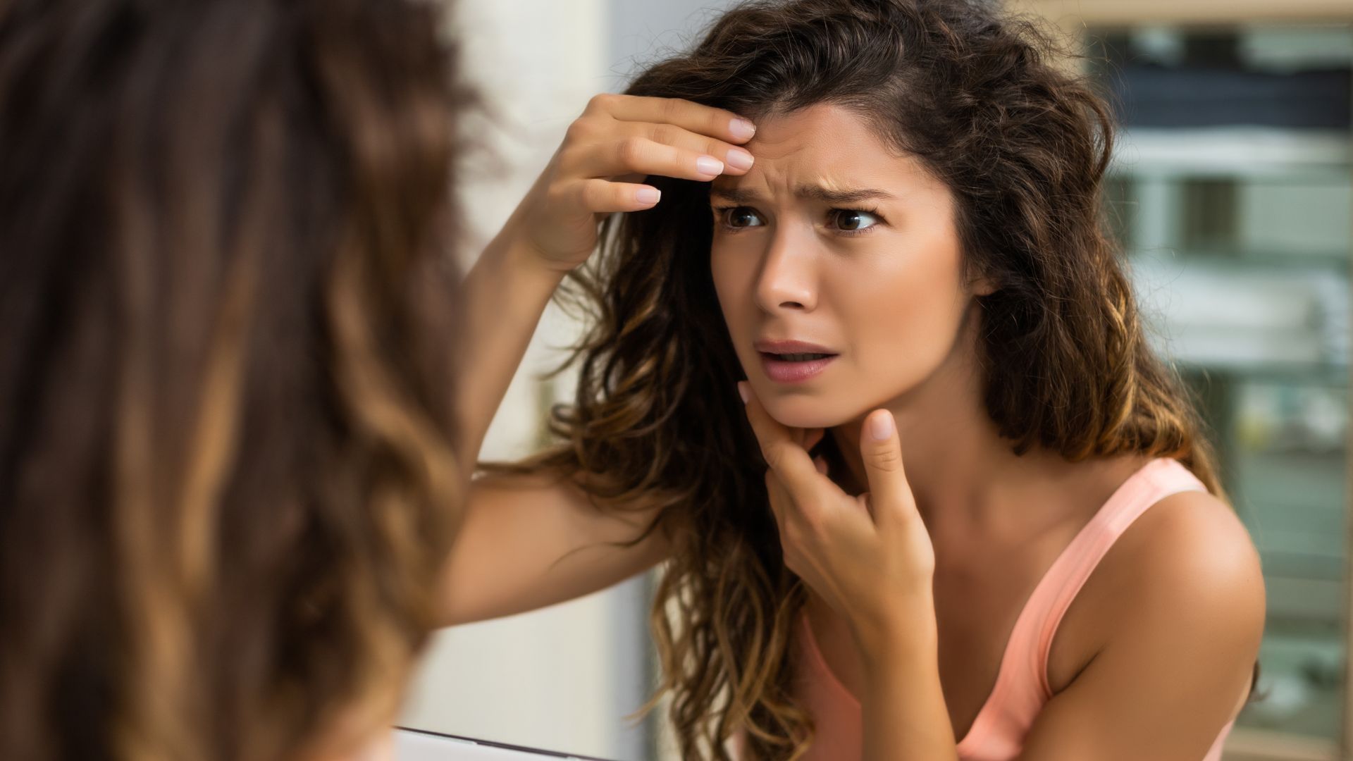 Donna che controlla la gabella, rituale mirato per rughe glabellari e sguardo più disteso nell’aspetto.