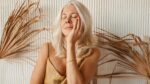Rituale autunnale di skincare botanica: pelle matura tra riparazione e luce delicata