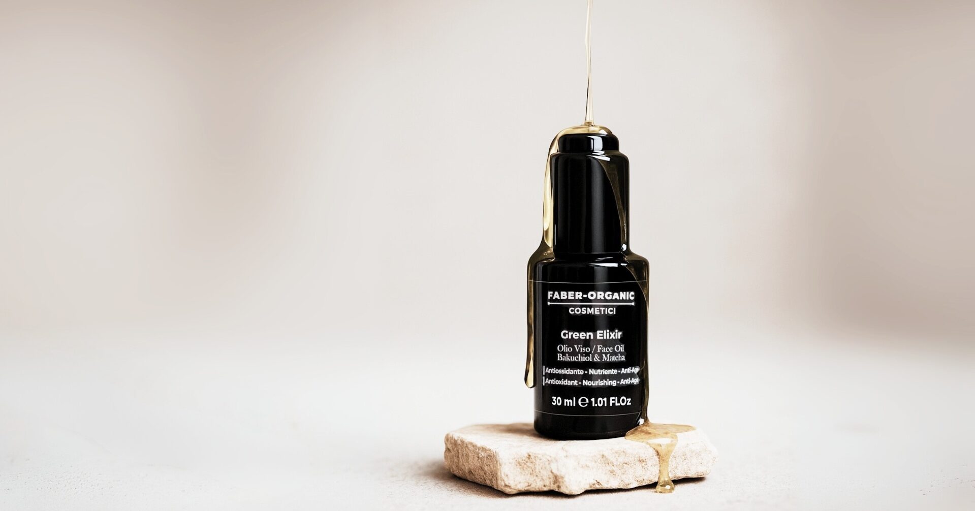 Faber-Organic i migliori cosmetici viso per un-trattamento di lusso. Olio che cade sul Green Elixir