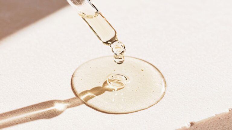 Novembre sulla pelle: proteggere il confine con gesti lenti come il nostro olio viso Green Elixir