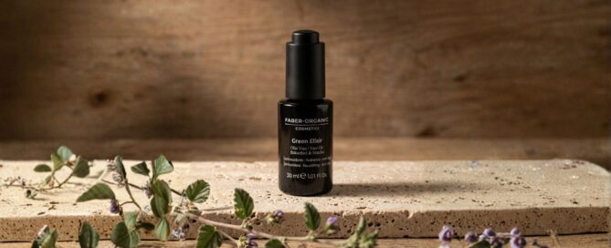Applica poche gocce di olio viso tra le mani nella routine serale estiva, rituale sensoriale con texture oleosa.