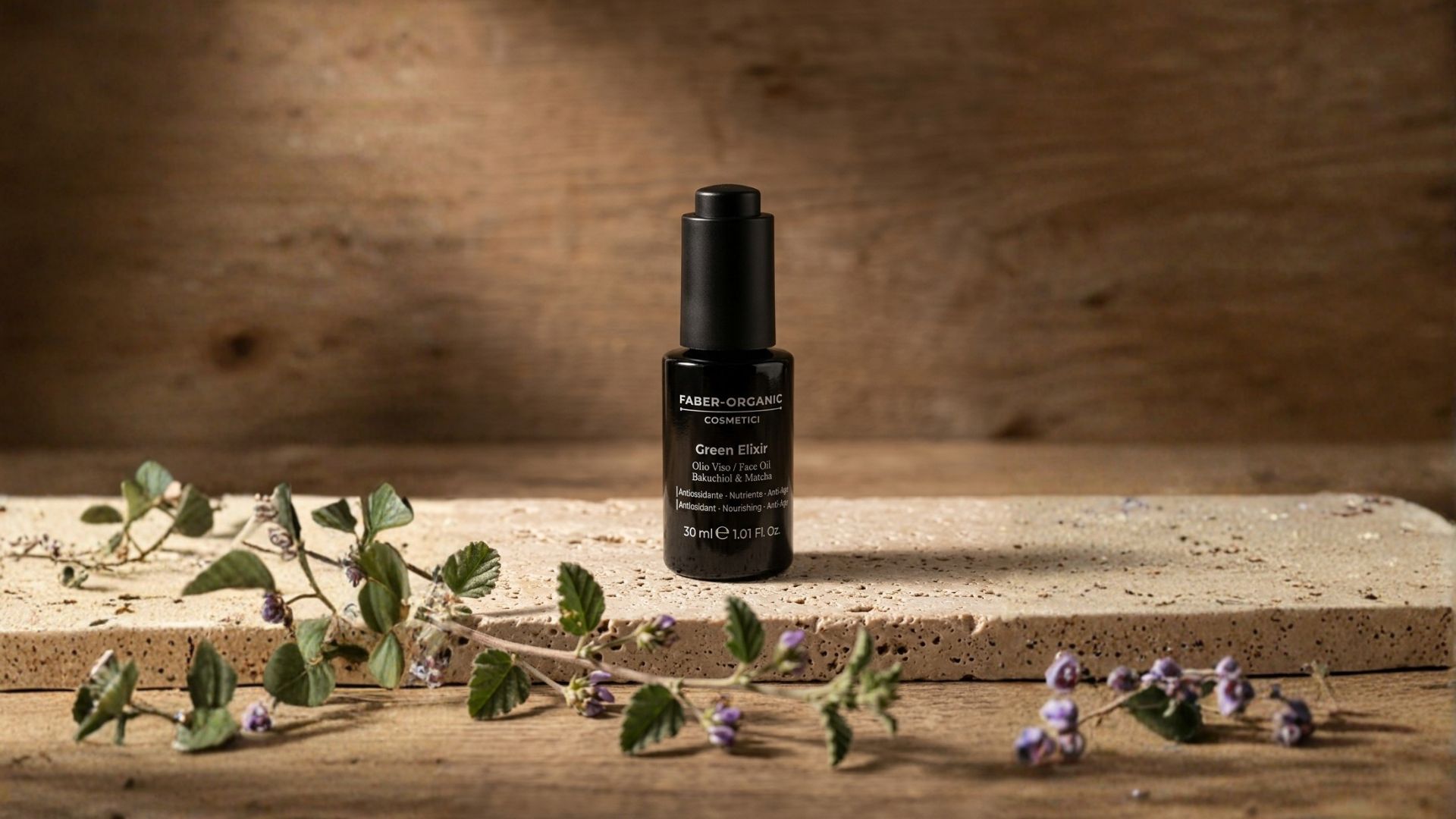 Applica poche gocce di olio viso tra le mani nella routine serale estiva, rituale sensoriale con texture oleosa.