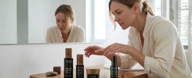 Routine skincare di agosto con texture leggere, detersione delicata e protezione solare per una pelle più fresca e confortevole.